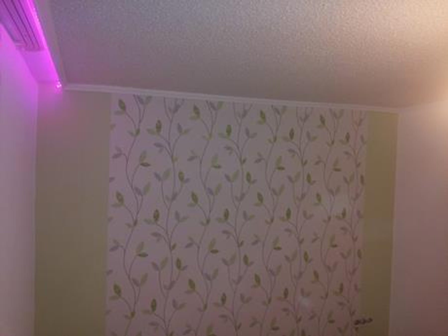 Tapezierte Wand mit LED-Beleuchtung – Innenarbeiten von Maler Laubmeyer